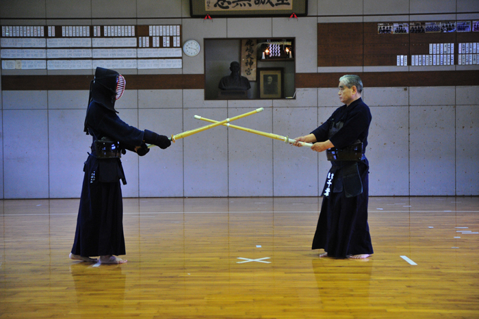 Kendo lessons of Chiba Masashi vol. 2 : How to perform snappy strikes ...